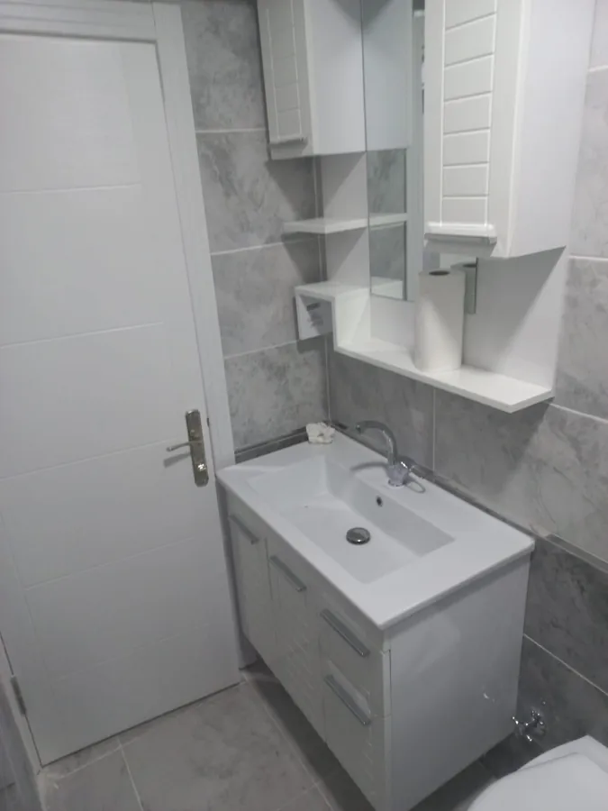 Lavabo, aynalı dolap ve seramik detayları