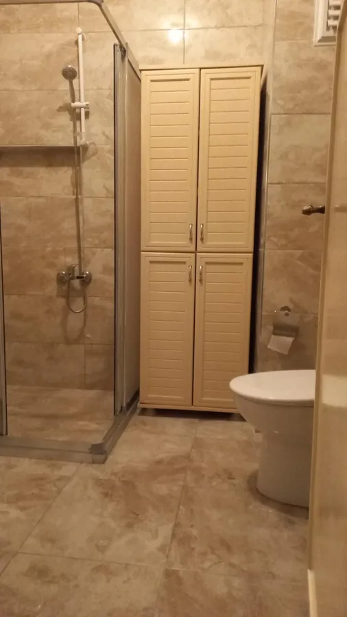 Duş alanı, depolama dolabı ve vitrifiye